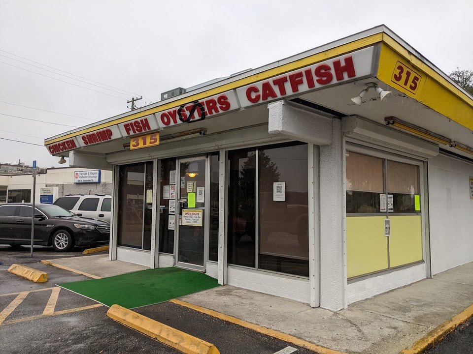 Fried chicken restaurant storefront in Plant City.
